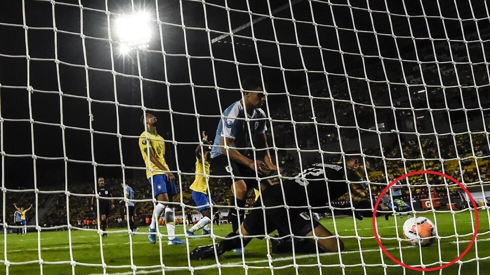 شاهد.. حارس يضع الكرة بيده في مرماه ومن بين قدميه