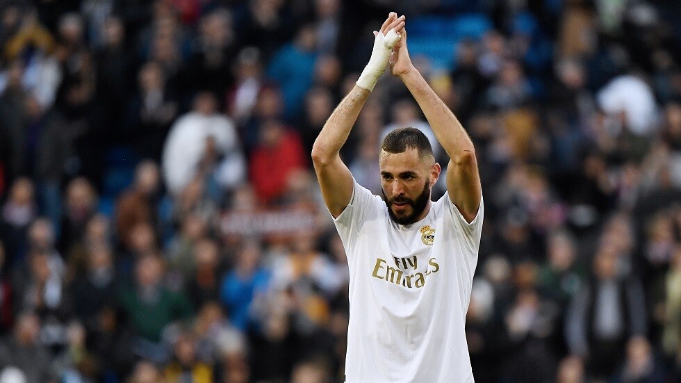 شاهد.. بنزيما في لفتة إنسانية يلتقي الطفل علي 