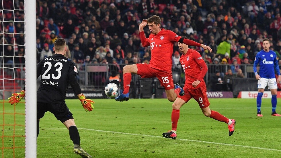 شاهد مولر المرح.. يلعب مع الدجاج