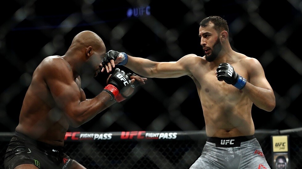 المقاتل الأمريكي جونز يكبد مواطنه رييس الهزيمة الأولى (فيديو)