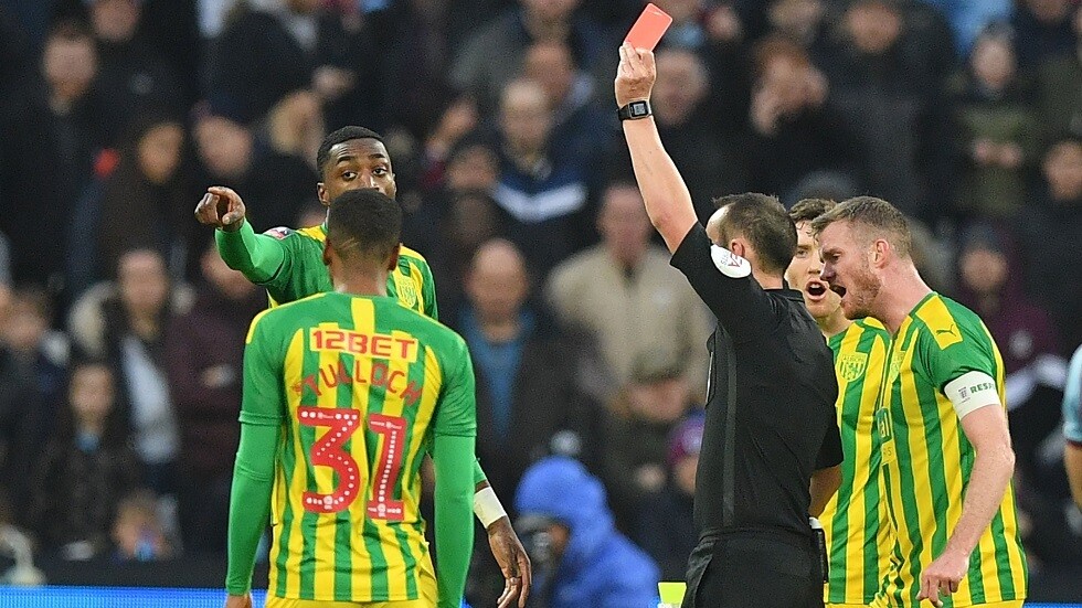 شاهد.. الرياح تقف بوجه لاعب وتمنعه من ركن الكرة