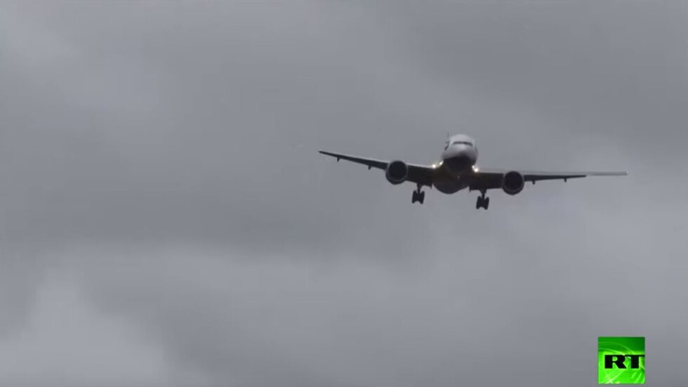 طائرة تواجه رياحا عاتية بمطار هيثرو في لندن