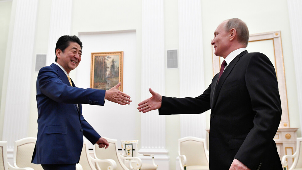 يوم النصر سيكون آخر فرصة أمام آبي للأمل في السلام