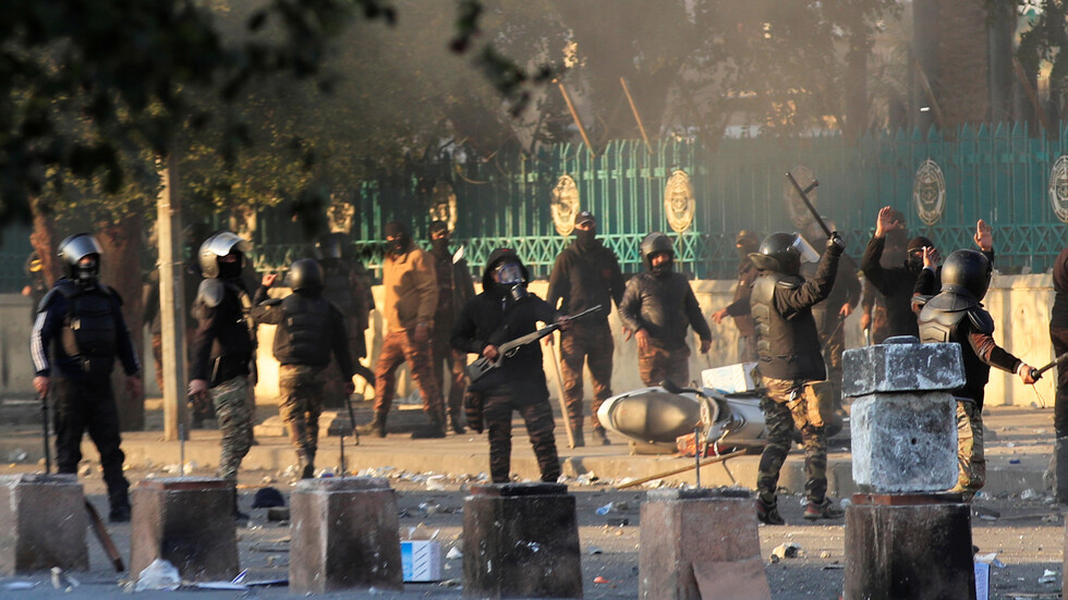 العراق.. مقتل متظاهر وإصابة آخرين بصدامات مع الأمن في ذي قار