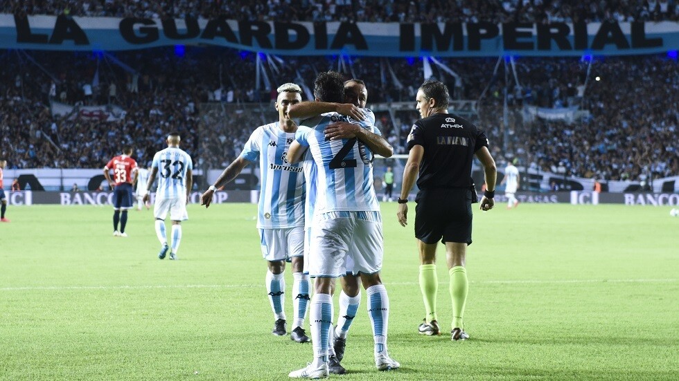 بالفيديو.. لاعب يأكل موزة أثناء تنفيذه لركلة حرة