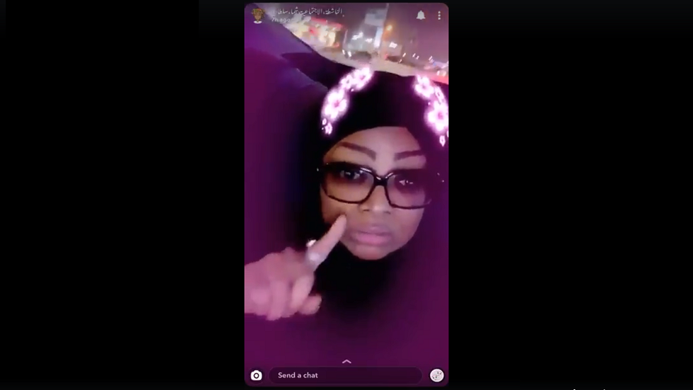 ناشطة سعودية تثير الجدل بالحديث عن إنشاء حانات في مكة (فيديو)