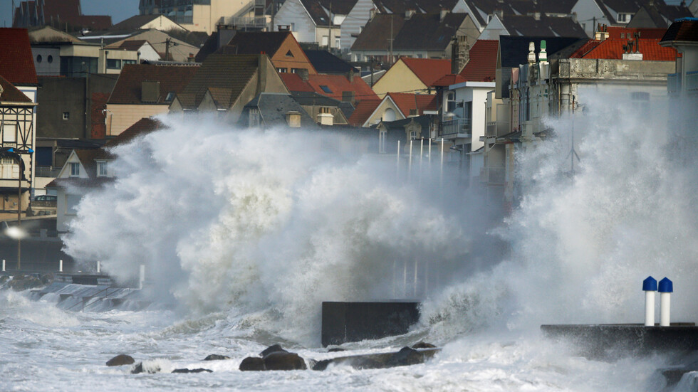 "سيارا" تجتاح أوروبا.. إلغاء رحلات جوية وتأجيل مبارايات رياضية وانقطاع كهرباء (فيديو)