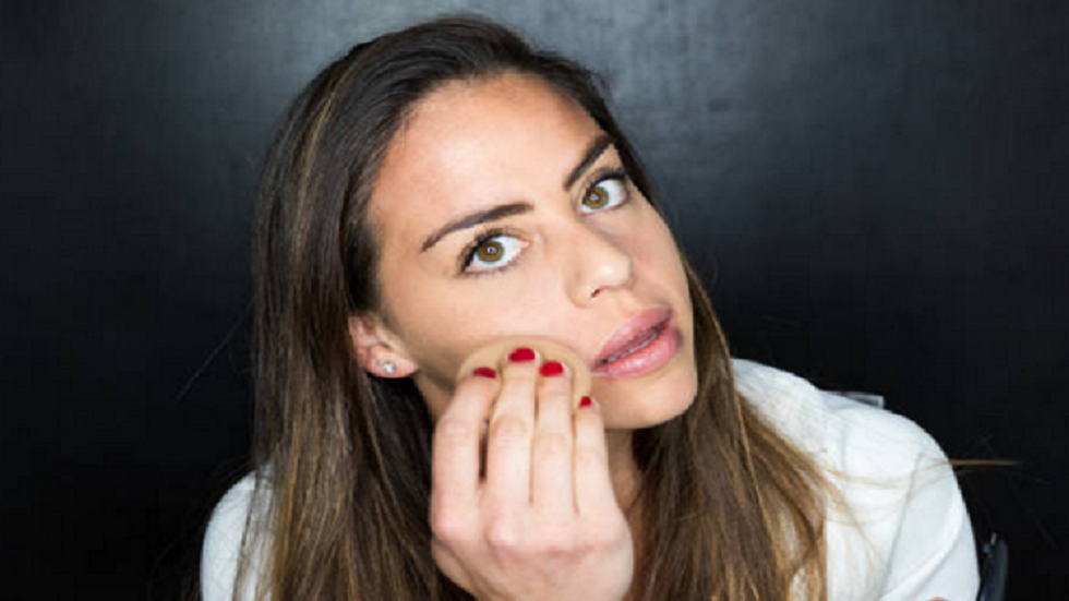 مكياج الأمهات أثناء الحمل يهدد الأطفال بالسمنة