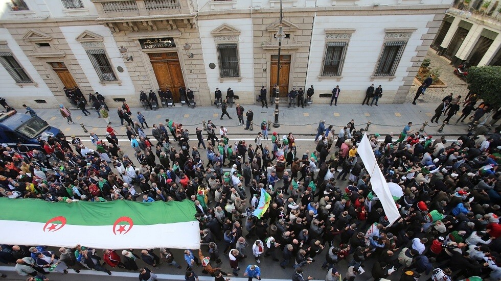 الجزائريون يواصلون الاحتجاج بعد نحو عام على بدء المظاهرات (فيديو)