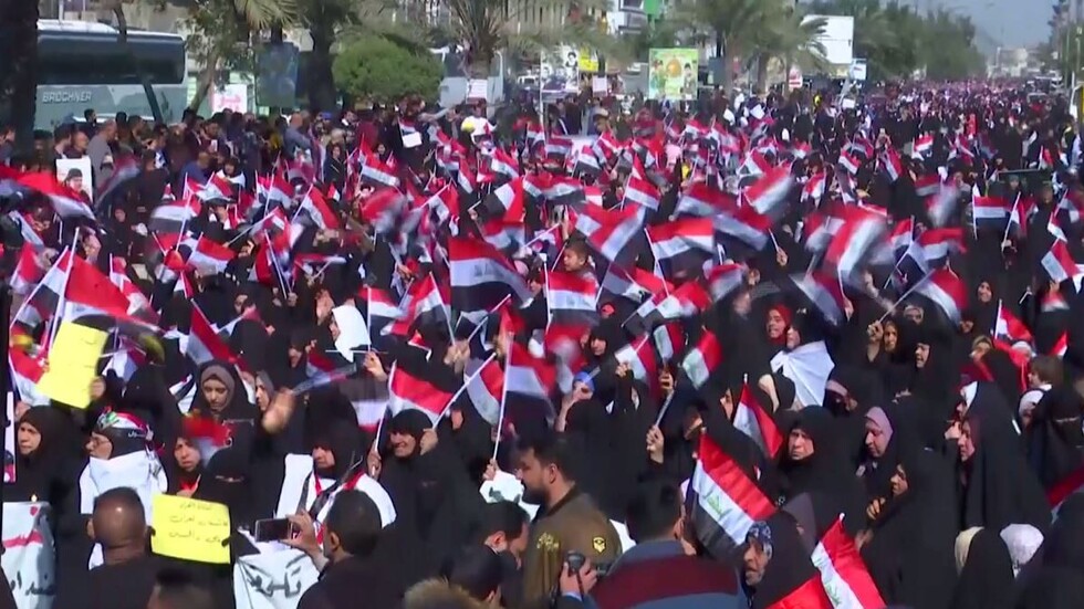 أنصار التيار الصدري يتظاهرون تأييدا لزعيمهم