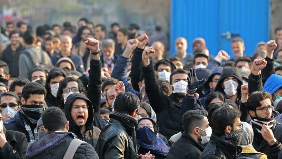 الطلاب في طهران يحتجون تحت شعار مقاطعة الانتخابات