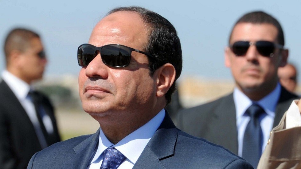 السيسي يتقدم مشيعي قائد القوات الجوية الأسبق