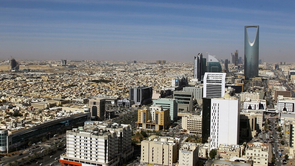 الجوازات السعودية: إبعاد المقيمين المخالفين وفقا لتعليمات تجديد هوياتهم