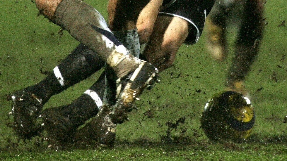 شاهد.. الوحل يحرم لاعبا من "سوبر هاتريك"