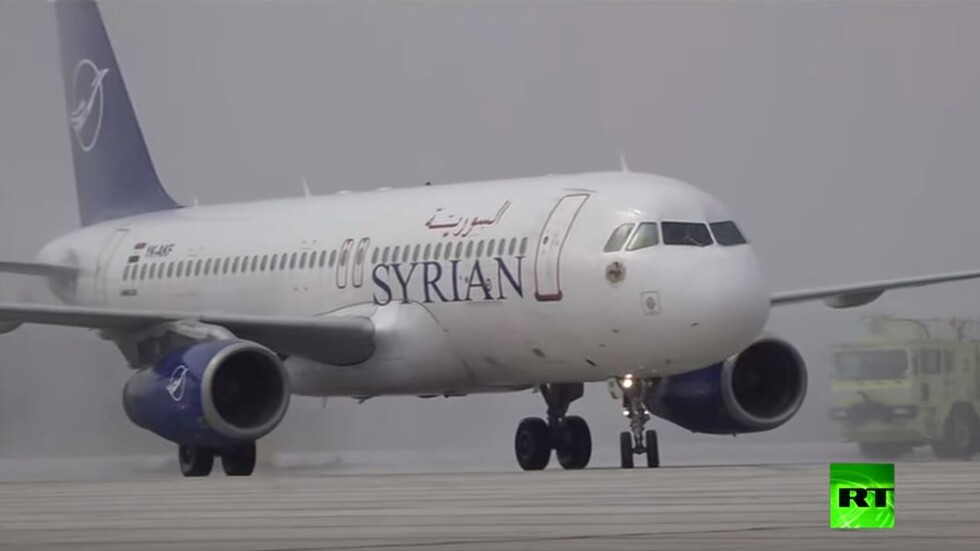 مقاتلات سورية تحي أول طائرة ركاب تصل حلب