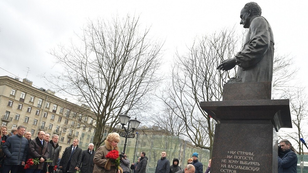 بوتين يضع الزهور عند نصب تذكاري لأناتولي سوبتشاك ببطرسبورغ