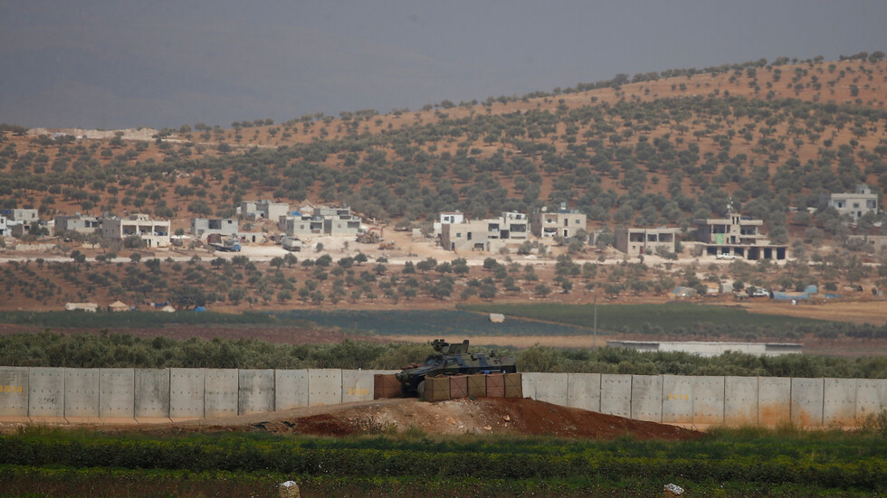 مراسلنا: الجيش التركي يعلن مناطق عسكرية على الحدود مع محافظة إدلب