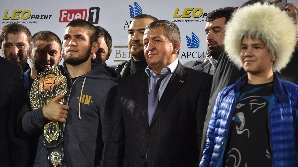 شاهد.. والد حبيب يصارع ابن أخيه عمر