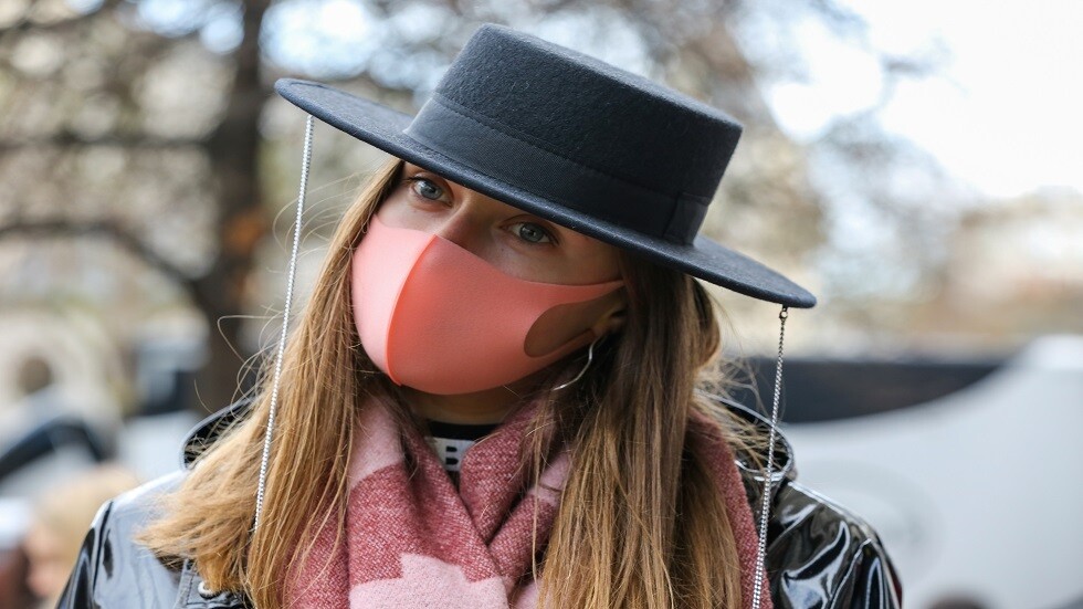 أقنعة غريبة ضد