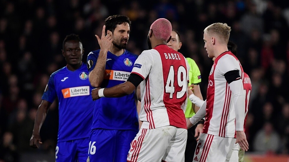 شاهد لقطة كوميدية.. لاعب يتدحرج على أرض الملعب مقلدا تحايل خصمه