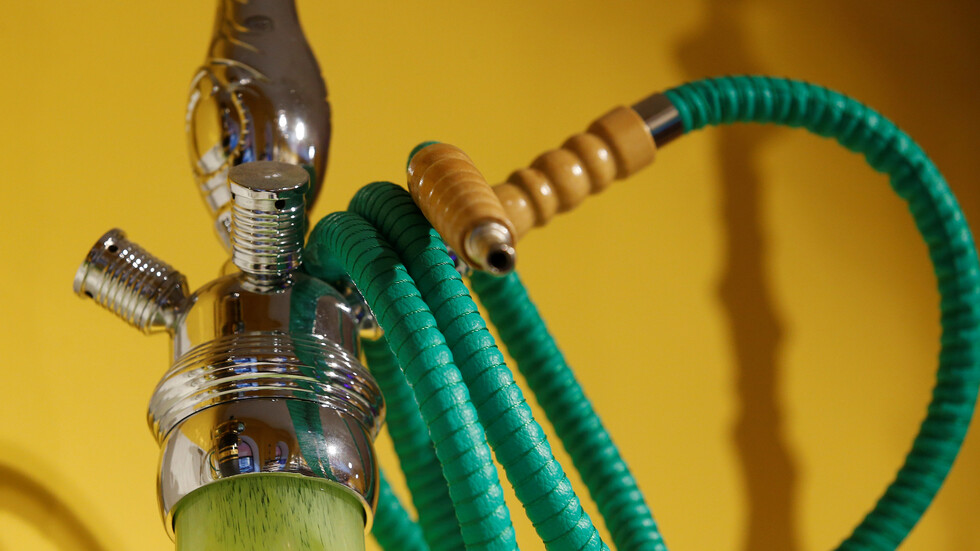 توجيه الاتهام لأم سعودية صورت طفلتها تدخن 