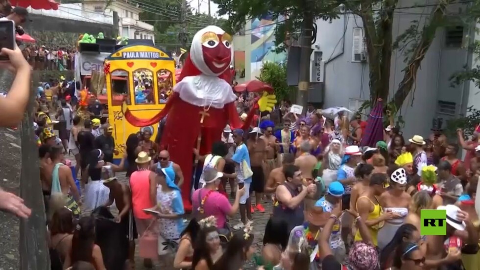 الآلاف يحتشدون في شوارع البرازيل للاحتفال بكرنفال "كارميليتا بلوك"