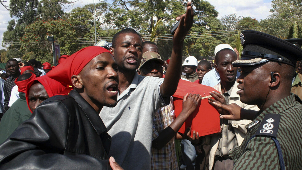 زامبيا.. حشود غاضبة تقتل عشرات المشتبه فيهم برش مادة سامة على منازل