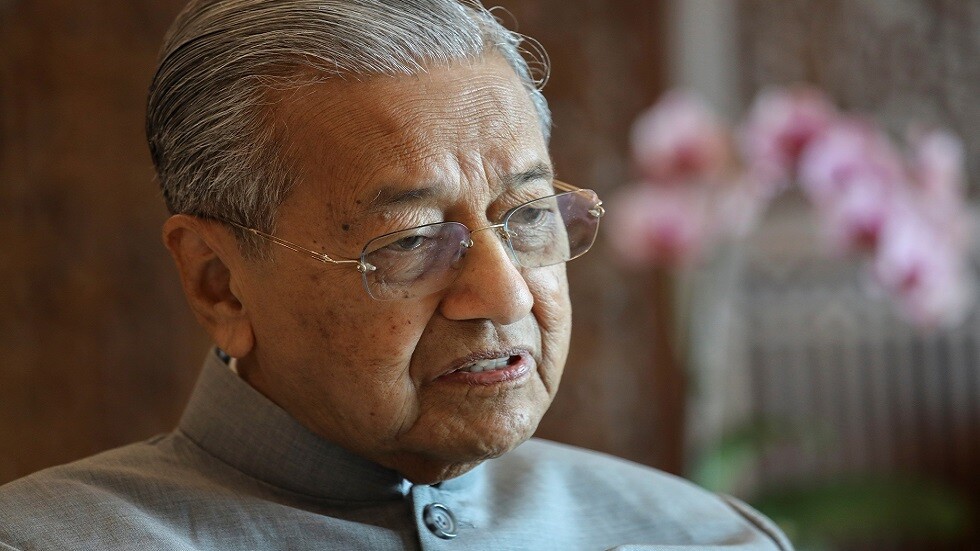 رئيس الوزراء الماليزي مهاتير محمد يقدم استقالته