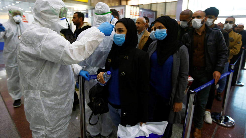 الفرق الطبية العراقية تفحص طلاب الحوزة العلمية بعد اكتشاف إصابة بكورونا (صور)