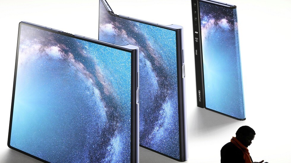 "هواوي" تطلق نسخة جديدة من هاتفها القابل للطي