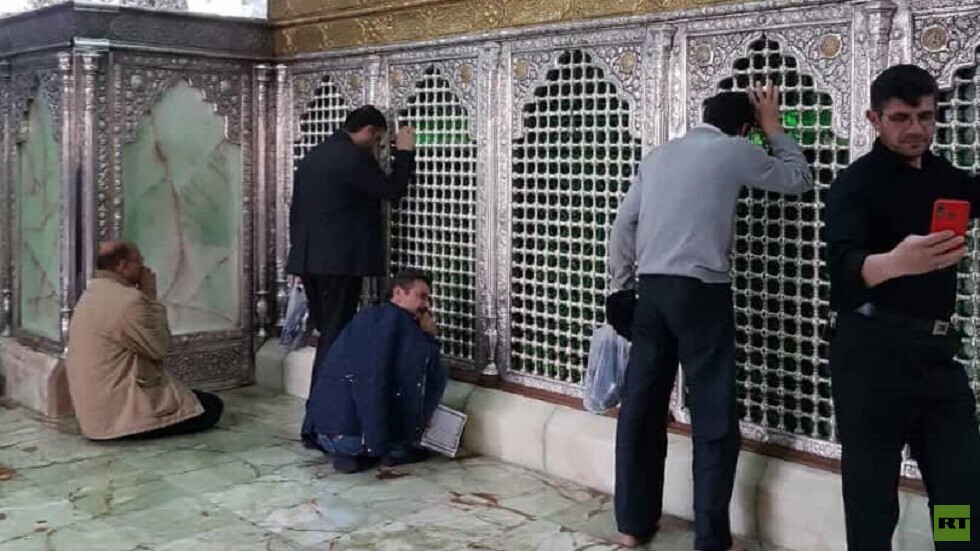 إيرانيون يتجاهلون تحذيرات السلطات من انتشار "كورونا" ويقيمون صلاة جماعية في مرقد مقدس (صور + فيديو)