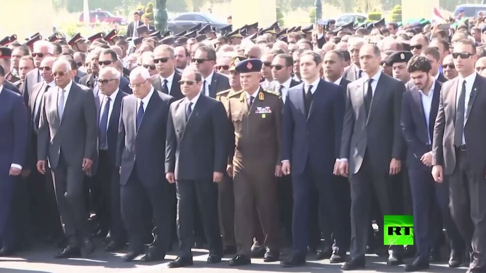 الرئيس المصري يتقدم جنازة عسكرية لمبارك