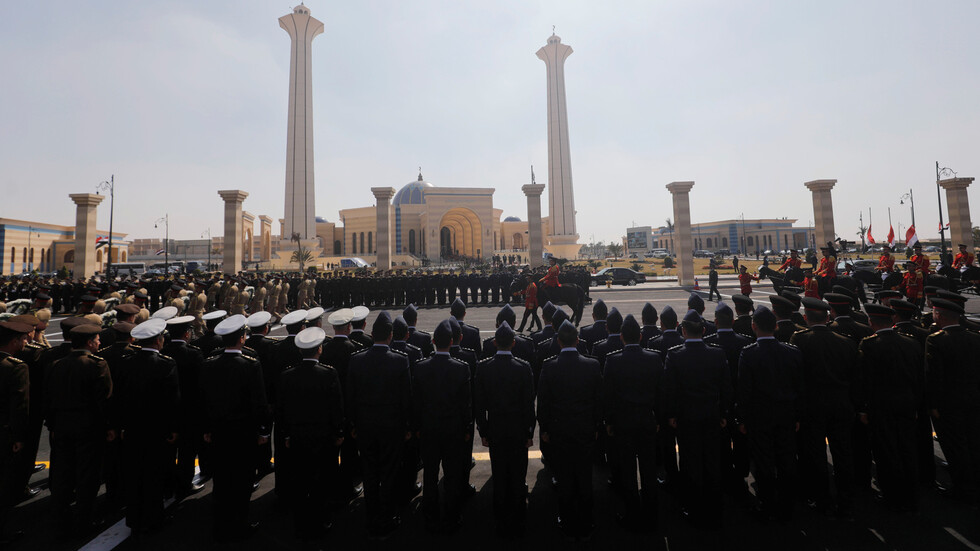 مصر.. أول ظهور للفريق أحمد شفيق بعد اختفائه طويلا (صورة)