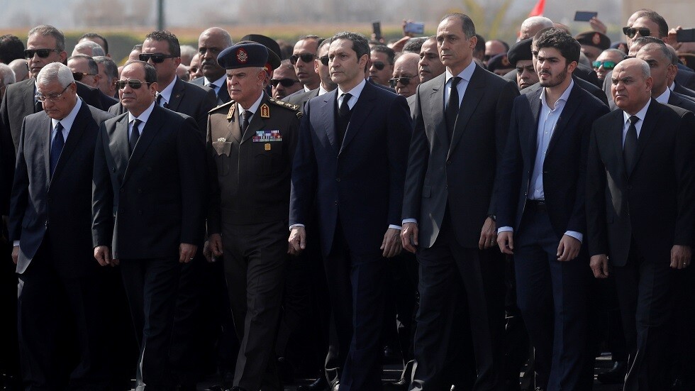 صورة من جنازة مبارك تثير مواقع التواصل الاجتماعي في تفسير معناها