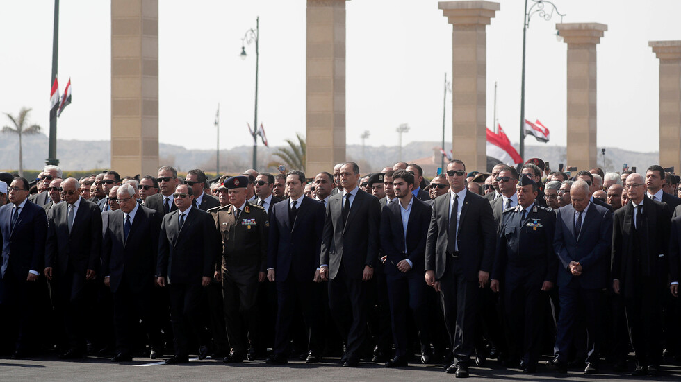 تشييع جثمان الرئيس المصري الراحل حسني مبارك في جنازة عسكرية بحضور السيسي