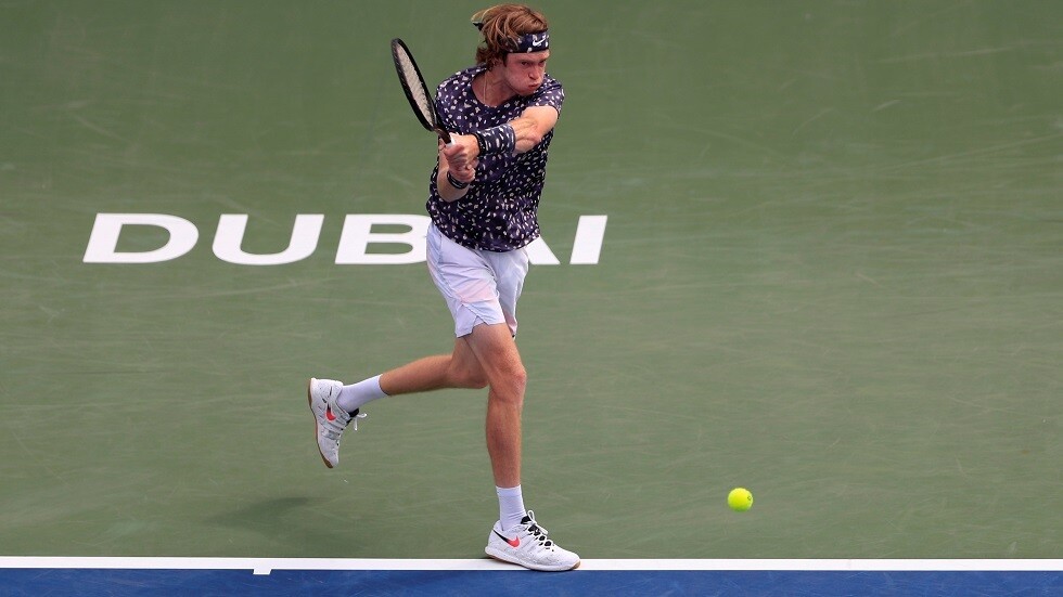 الروسي روبليوف يبلغ ربع نهائي بطولة دبي لكرة المضرب