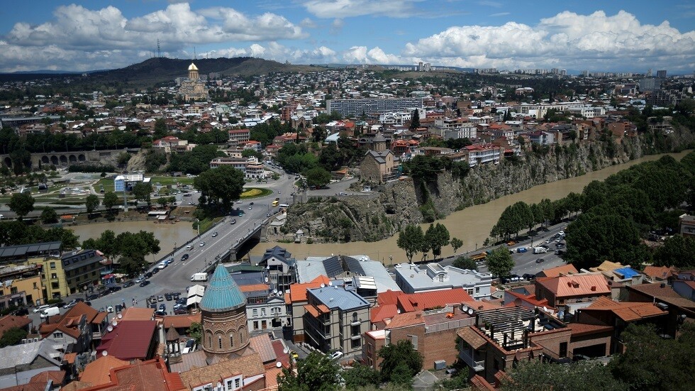 جورجيا توقف النقل الجوي والبري مع إيران بعد أول إصابة بكورونا