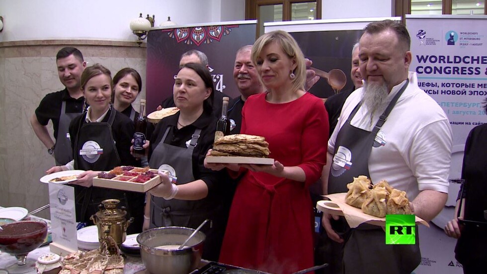 بالفيديو.. زاخاروفا تطعم الصحفيين بيدها