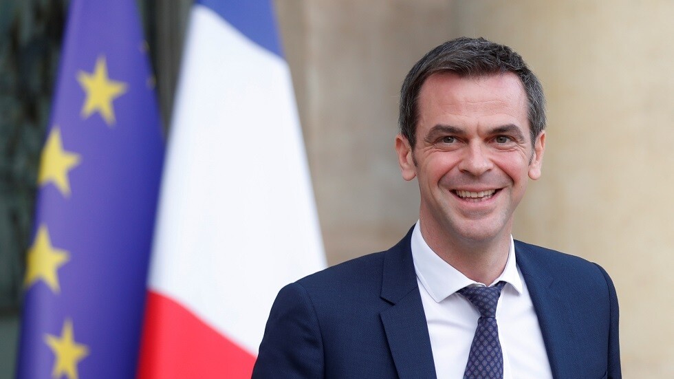 كورونا.. وزير الصحة الفرنسي يوصي بتجنب المصافحة