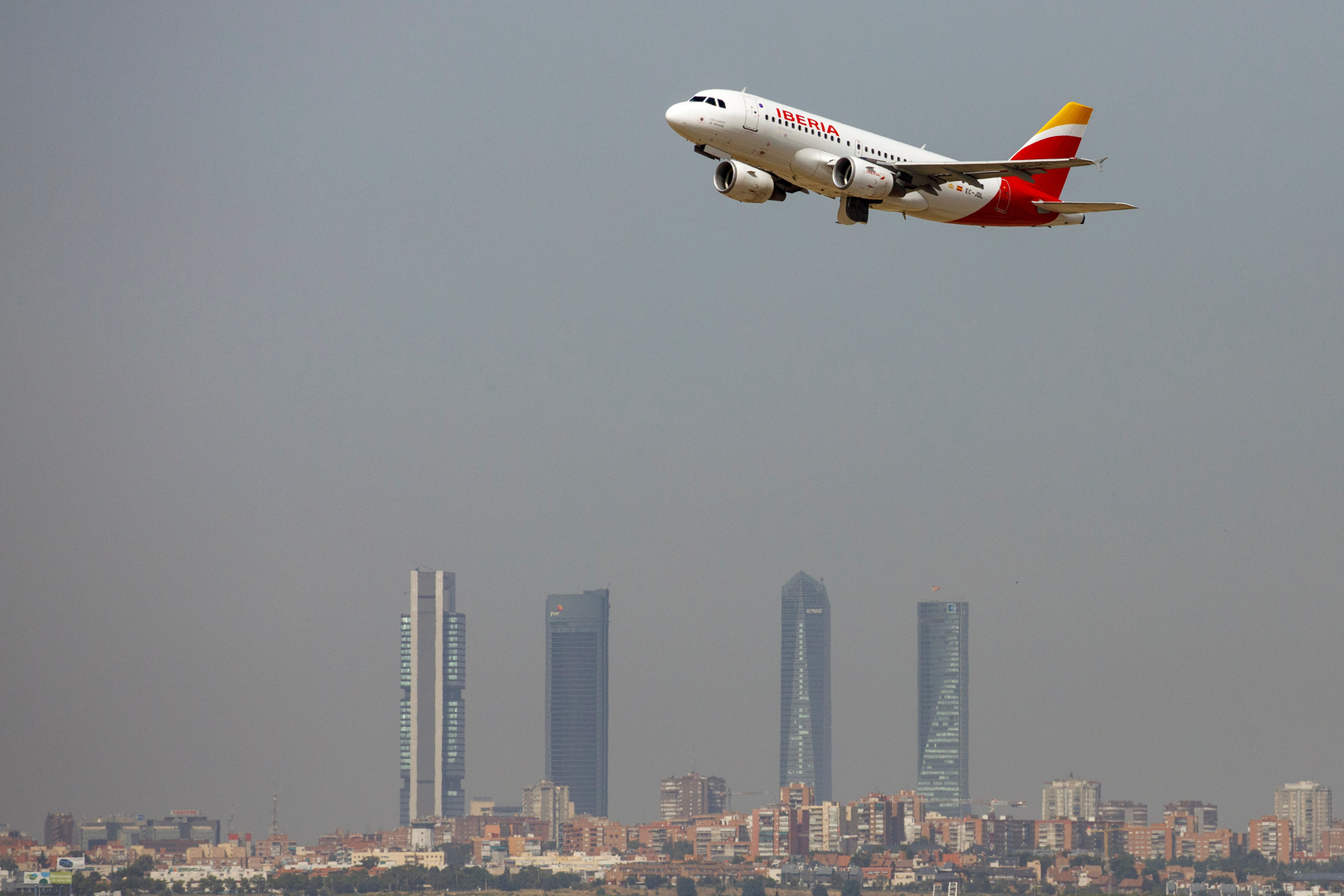 تعليق حركة مطار مدريد بعد رصد طائرات مسيرة