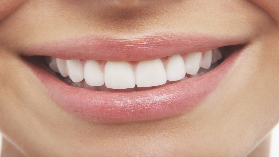 عادات يومية شائعة تضر بشكل غير متوقع بالأسنان
