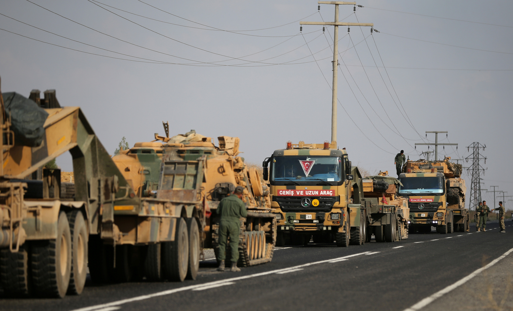 الجيش التركي يرسل كبائن حراسة متنقلة مقاومة للرصاص إلى إدلب
