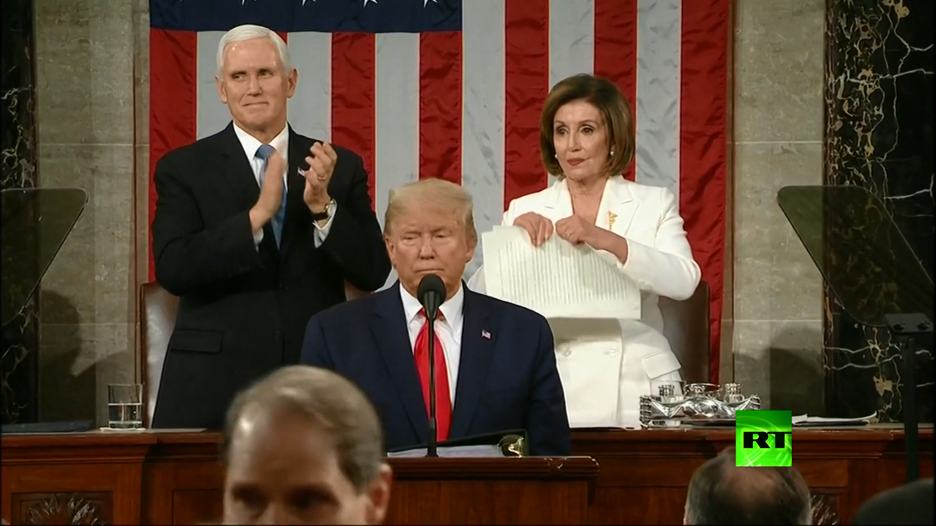 بيلوسي تمزق خطاب ترامب أمام الكونغرس!
