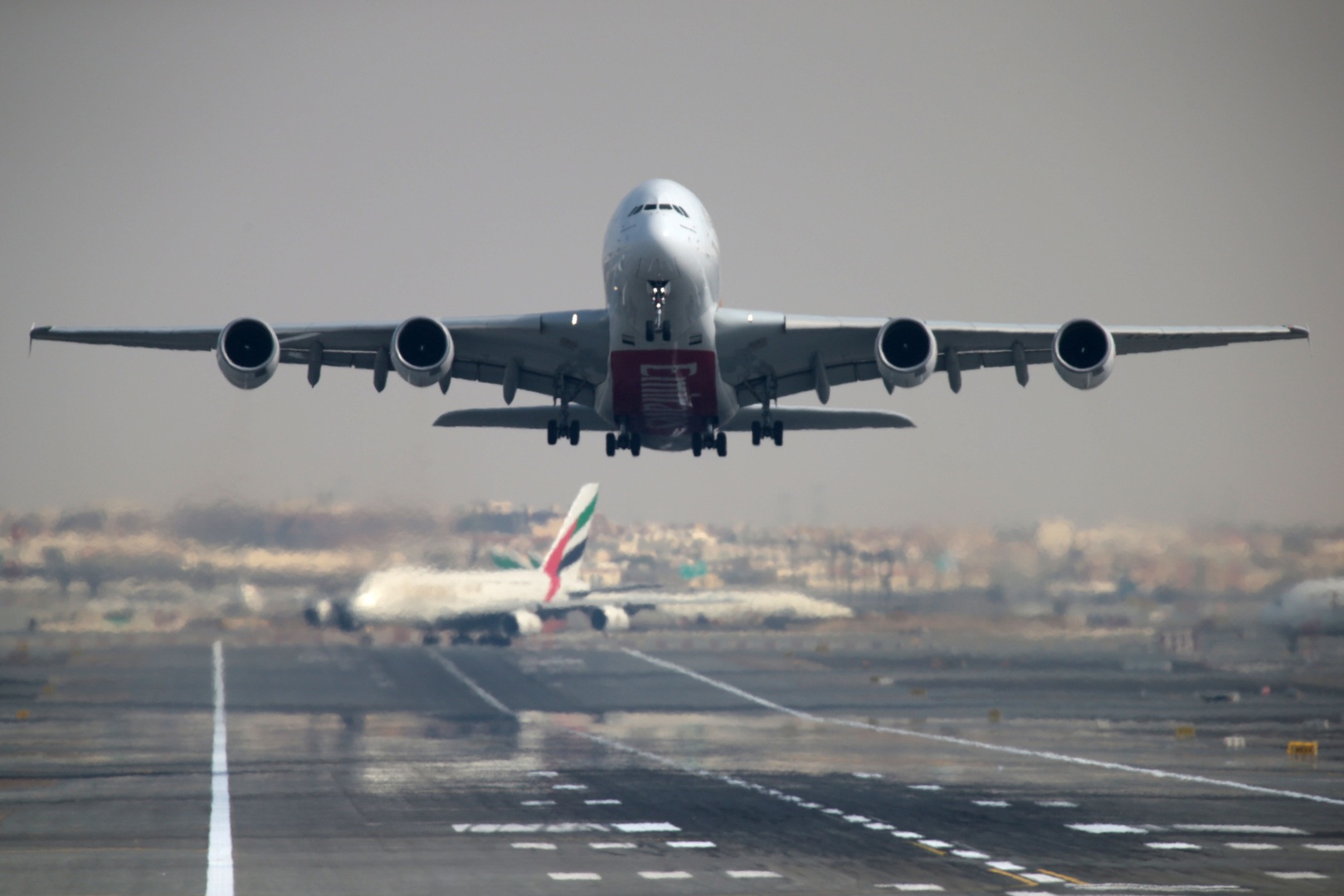 مطار دبي يسجل أول تراجع سنوي