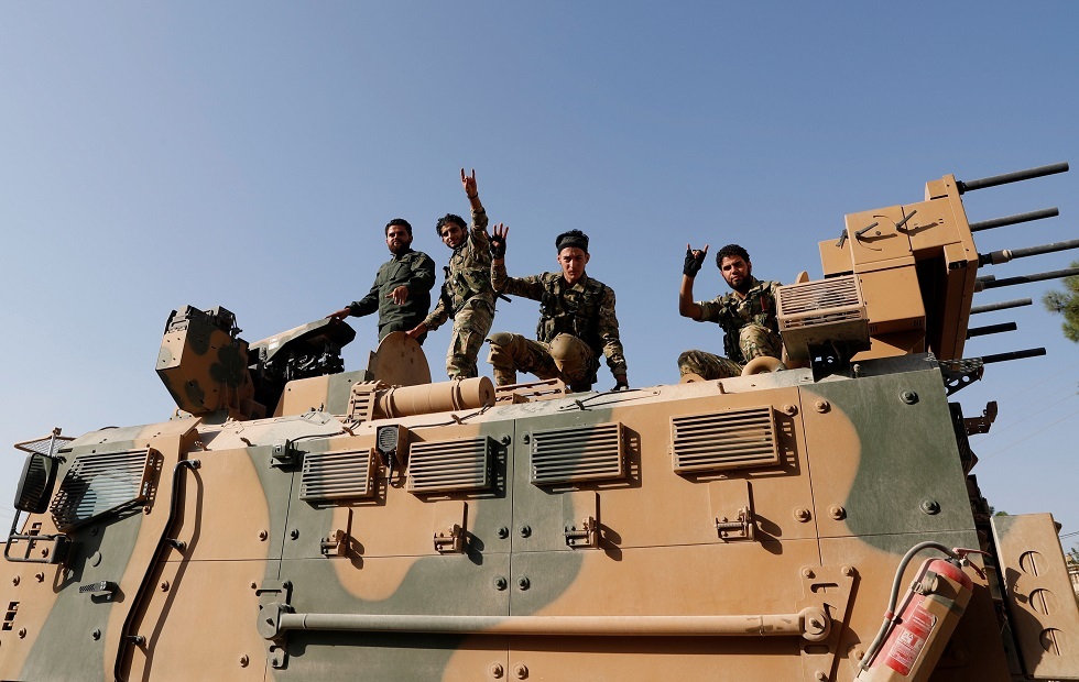 عناصر من المعارضة السورية المسلحة على متن مدرعة تركية، بلدة سيلينبار الحدودية التركية، 11 أكتوبر 2019