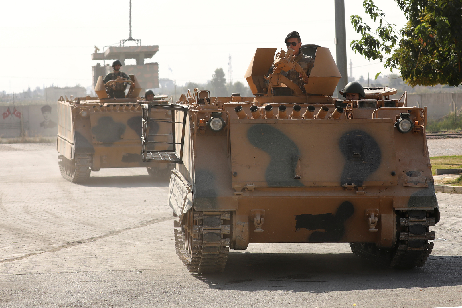 الجيش التركي يدفع بتعزيزات عسكرية إلى الحدود السورية