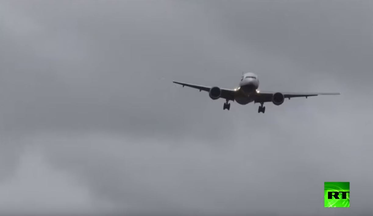 طائرة تواجه رياحا عاتية بمطار هيثرو في لندن