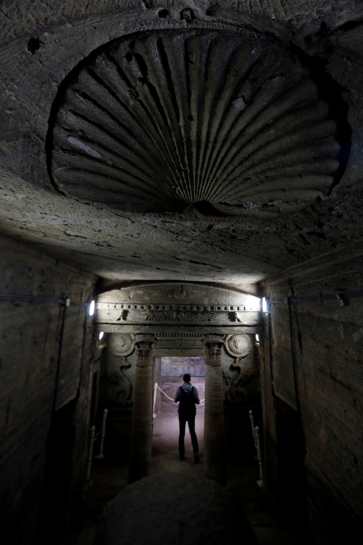 الآثار المصرية تعلن العثور على 83 مقبرة تعود لحقبة 