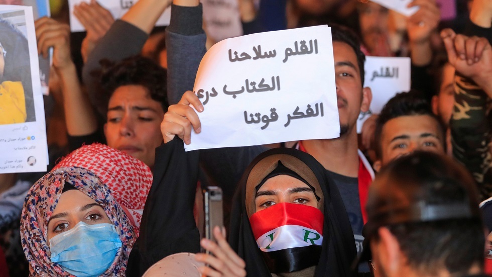 مقرب من مقتدى الصدر: منع النساء من التظاهر مخالفة لنهج الصدر