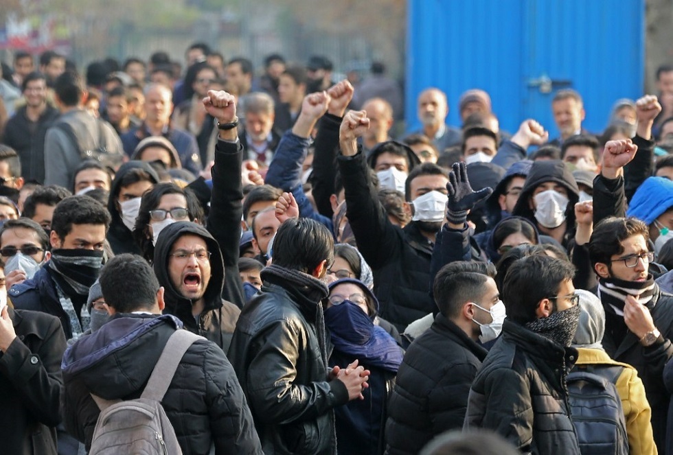 الطلاب في طهران يحتجون تحت شعار مقاطعة الانتخابات
